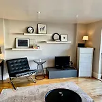 Luxury 1 Bed Flat With Parking, Clapham Junction